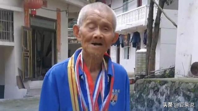一路走好！阅兵刚结束不到24小时，102岁抗战老兵彭长竹安详离世
