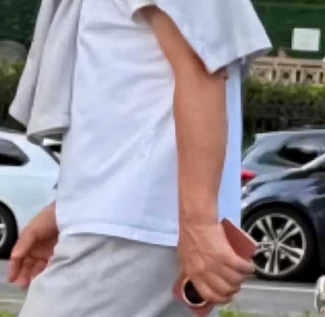 71岁成龙和42岁儿子房祖名在瑞士罕见同框！手机成最大亮点