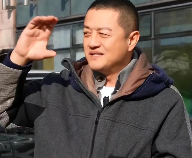 李亚鹏事件再升级！房东助理揭内情，暗指忘恩负义，当地居民发声