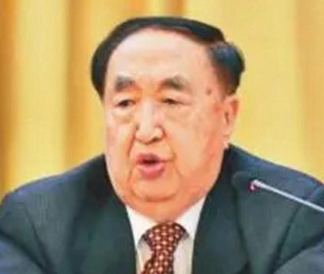 他33岁担任县委书记，57岁担任黑龙江省委书记，查办了东北乔四