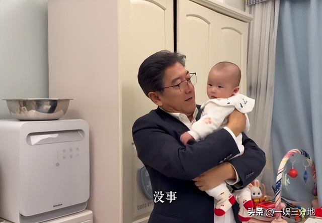 水均益跑泉州给女儿带娃，和前妻罕见同框	，主动搭话对方却不理他