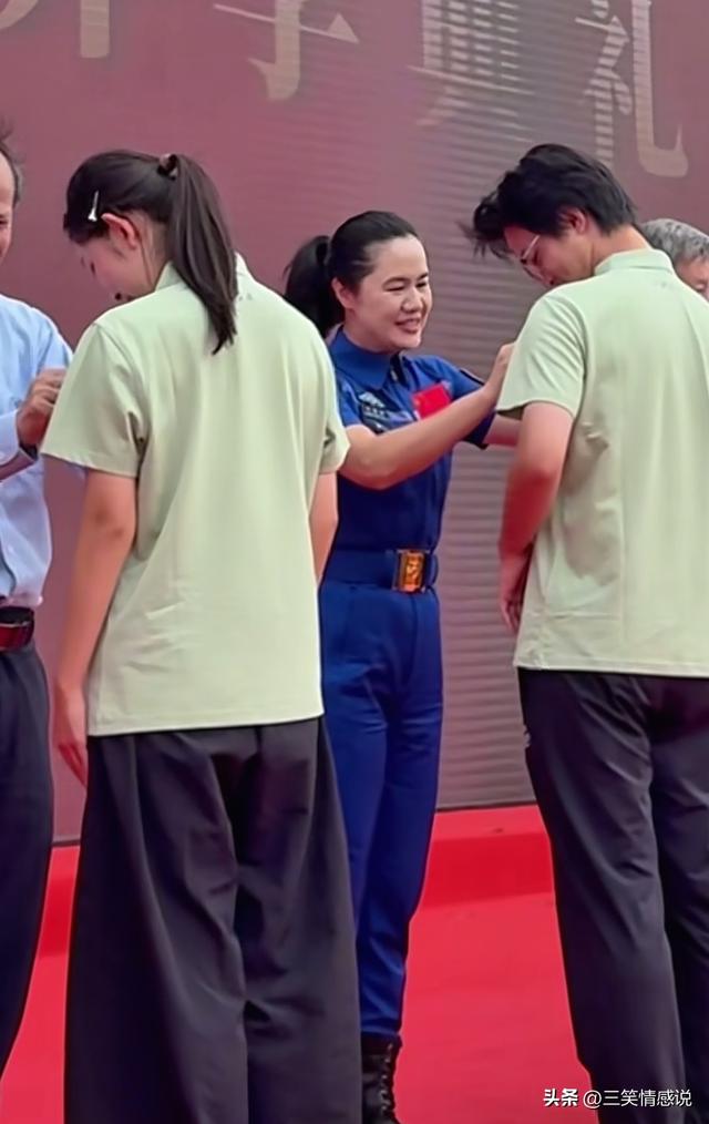 王浩泽现身东南大学开学典礼，安保戴防刺手套随行，留下三句嘱托