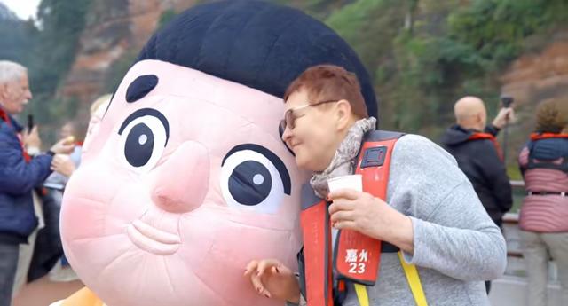 乐山大佛迎来入境游客破30万，国际游客为何青睐此地？