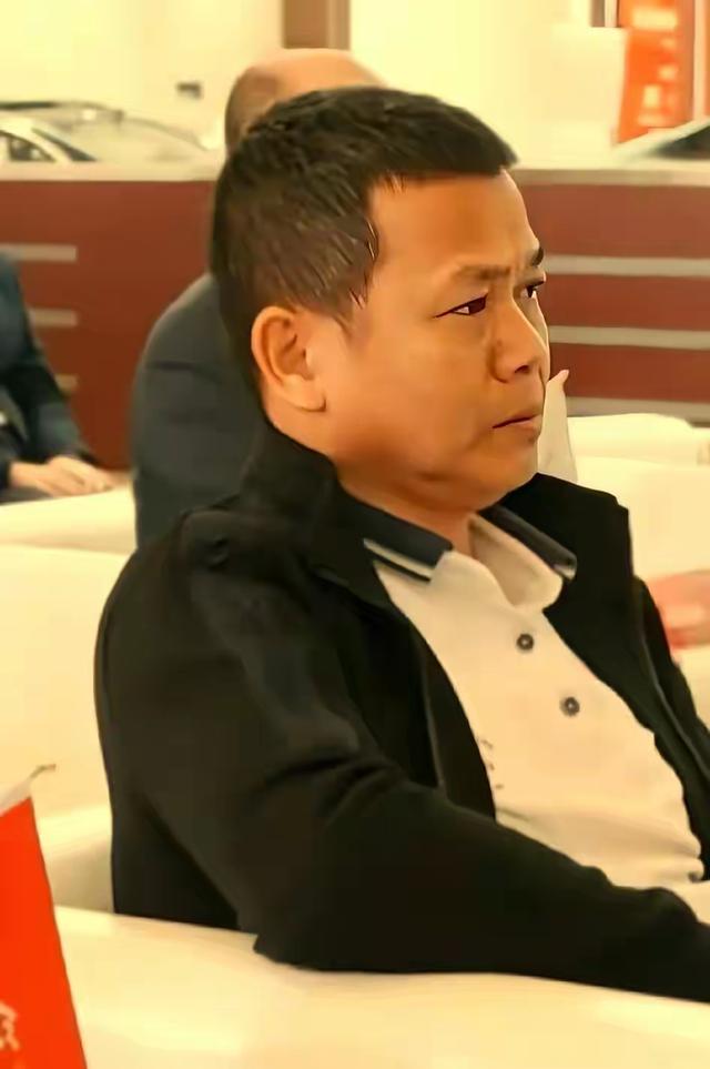 全红婵刚归队	，爸爸立迈合冠军广场牌子欢迎您，被质疑蹭女儿流量