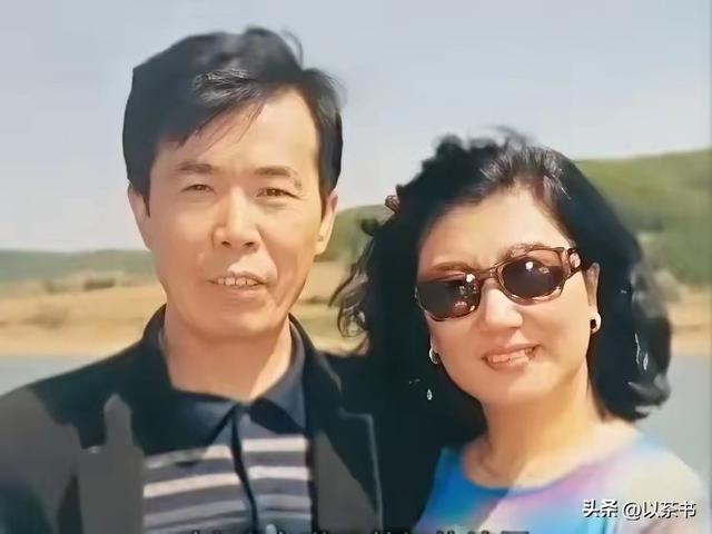 77岁何庆魁自爆已再婚：去年领证妻子比他年轻，直言需要被照顾