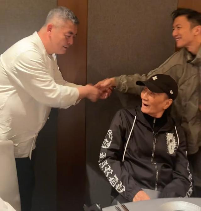 谢霆锋生日和父母聚餐！谢贤老到不敢认，狄波拉涂绿指甲油似少女
