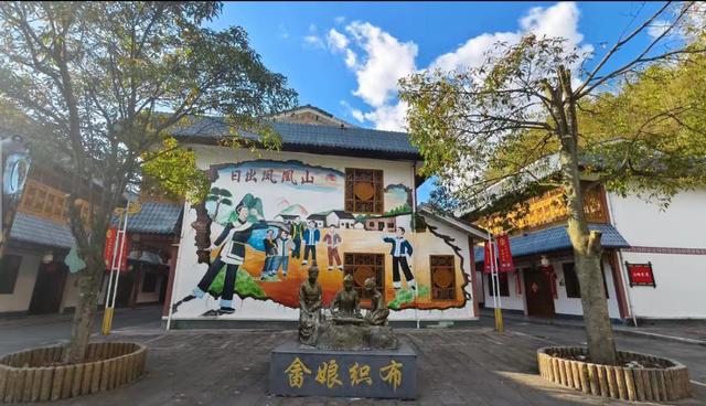 联动抖音官方ip“来江西晒个秋”带你玩转鹰潭，跟随旅游主播，打卡秋日同款场景！