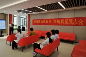 体验10分钟领证！婚姻登记“全国通办”首日，卧龙区30对新人喜领结婚证！图片