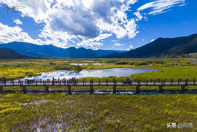 到泸沽湖“走婚”,这条300米的水上长桥肯定是要上去一趟的