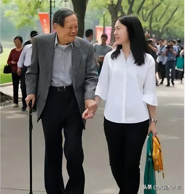 杨振宁告别仪式上，49岁翁帆近照曝光，原来杜致礼亲妹真的没说错