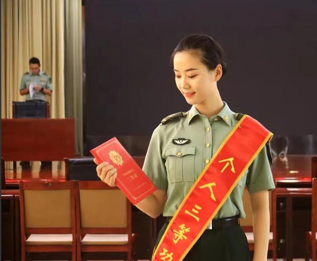 女民兵李思颖阅兵结束后，收到211录取通知书，还是双第一学霸