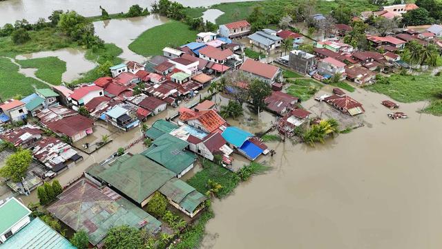 菲在南海钻空子，同时侵闯两座岛礁	，我海警果断开水炮，重创菲船