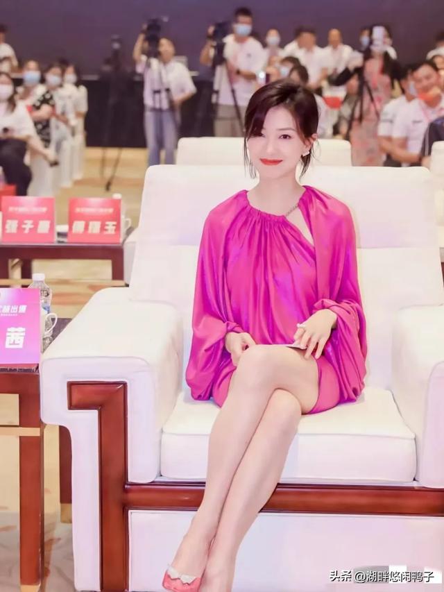 万茜年轻时白腿嫩脚丫透明高跟鞋真漂亮网友：经典造型永不过时
