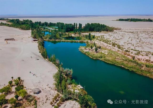 秋高气爽，敦煌高老庄成为游客休闲娱乐避暑的快活林
