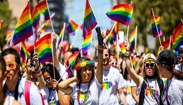 面相变了！逃到国外半年多，58岁金星近照曝光，早年风光已然不再