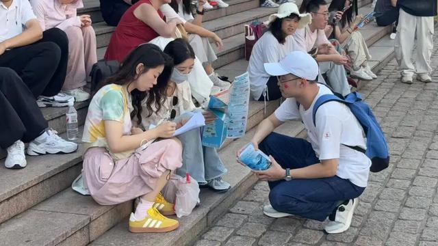 我和游客在一起 | 青年文旅志愿者，假期随时在您身边