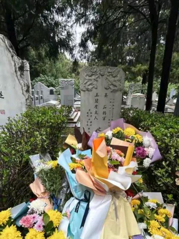 于和伟墓前敬花，《沉默的荣耀》让英雄不再沉默