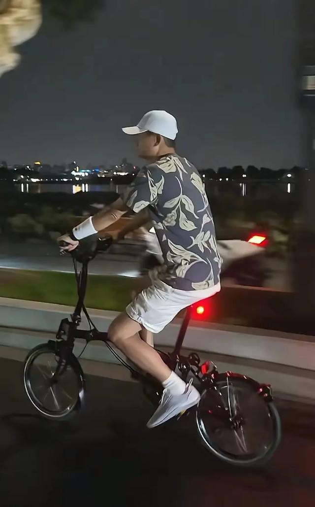 马云骑车夜游西湖遇粉丝，美女激动搭讪，马云说很凉快 单车很昂贵