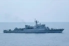 菲律宾炮舰恶意碰瓷，中方不再含蓄警告，吹填黄岩岛，该重启了图片