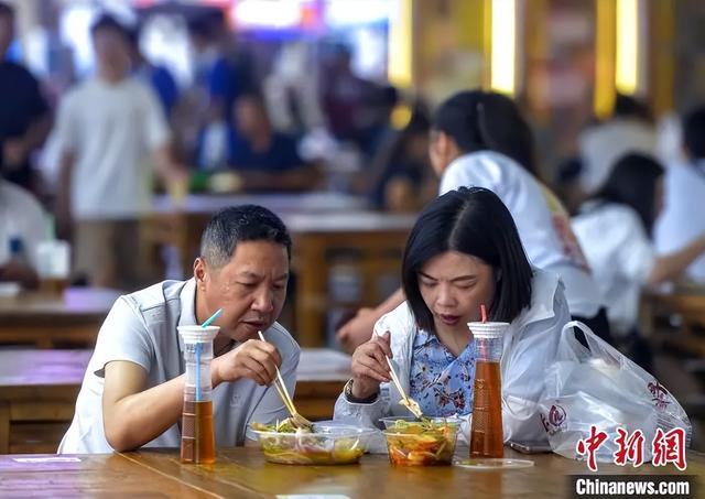 【央媒看天山】乌鲁木齐：游客大巴扎里看歌舞品美食感受新疆风情