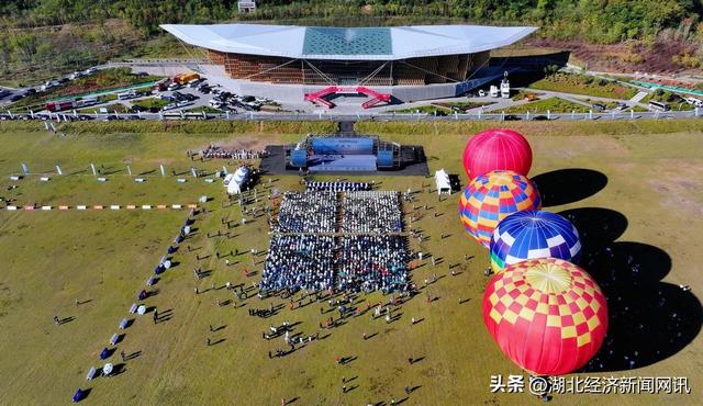 【中国经济时报】亮相中国博览会！滑翔伞定点世界杯总决赛获评2025年全国体育旅游精品项目！