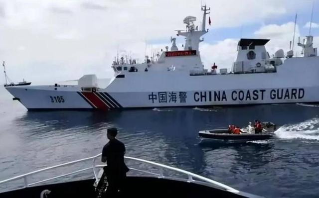 菲律宾35艘船包围黄岩岛，052D携海警迎战，马科斯反问中国一句话
