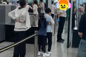 郭晶晶妈妈带着外孙出行，妹妹与哥哥抱在一起，可爱又温馨图片