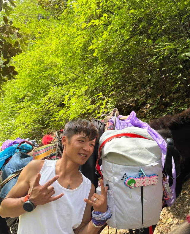 两男子徒步梅里雪山失联20天，其中一人女友悬赏寻人：找到活人20万，遗体5万；另一男子家中还有2个年幼孩子