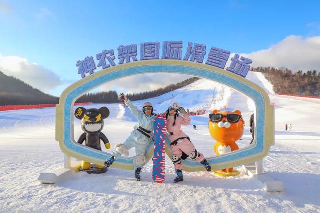 神农架滑雪季重磅升级：企鹅伴滑、萌宠撒野，解锁南国雪乡新玩法