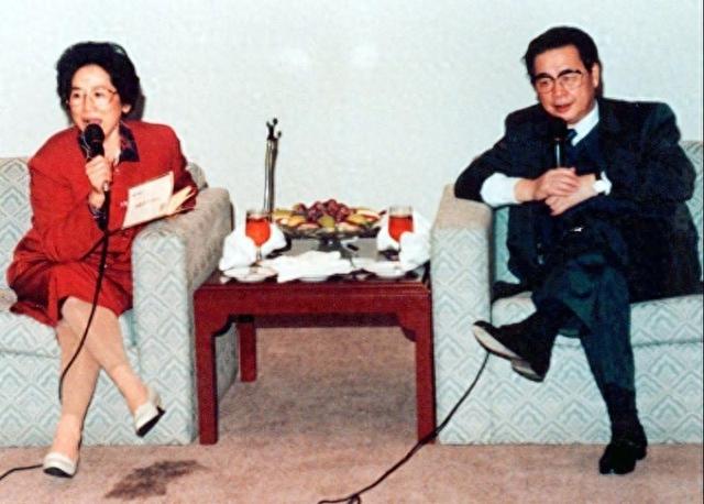 李鹏总理年轻时有多帅？1959年在吉林留影，31岁玉树临风气质不凡