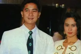 陈百强去世30年，何超琼酒吧再唱《偏偏喜欢你》，可惜已是曲中人图片