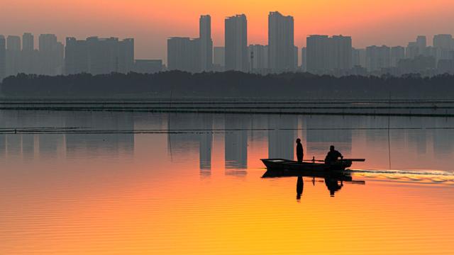 美丽中国｜日出日落画江城 杳杳长空敛云烟