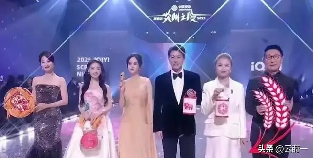 陪玩陪睡只是冰山一角	，认干爹，舔手指，拜高踩低	，实在荒唐！