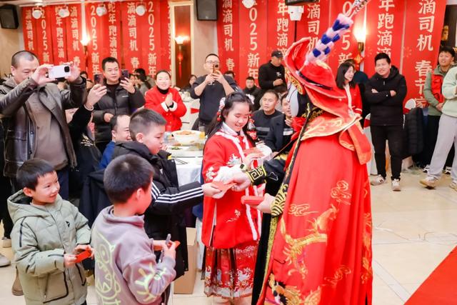 春节家宴、4亿补贴、新春礼盒......多重福利让司机师傅们开心过节！