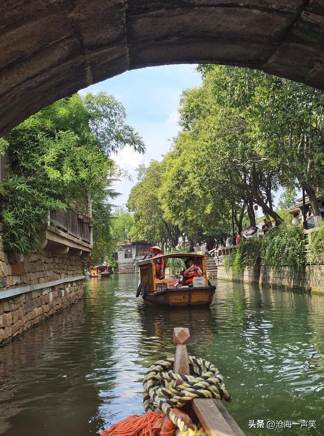 平江路的热闹，河里乌篷船歌声，街边卡拉OK歌声，石桥上吉他声