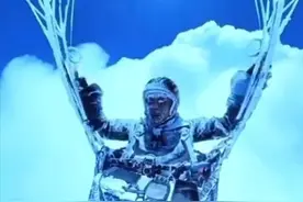 滑翔伞飞8598米或未报备，相关部门介入调查，资深机长：存在撞机风险图片