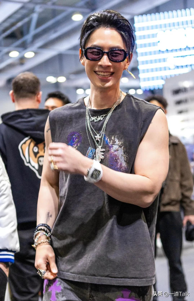 47岁吴建豪暴瘦	，1米8才100斤，尖嘴猴腮像老头，健康状况引担忧