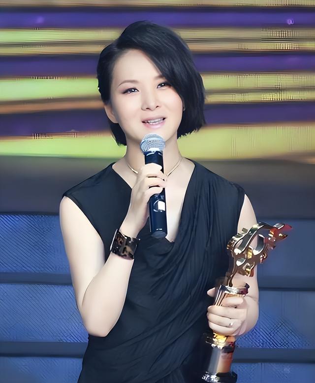 吃里扒外！定居美国13年，回国捞金惨遭“驱逐”，52岁活成了笑话