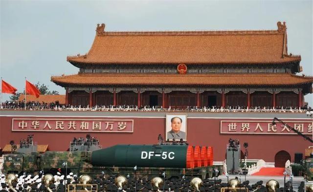 北京阅兵第14天，美4枚导弹冲天而起，东风5C覆盖全球，美军也能