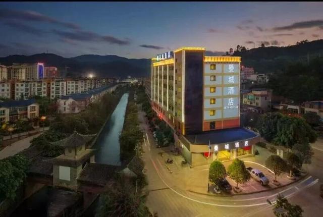 来普洱看“滇超联赛”，住哪更有性价比？丨看滇超 品普洱