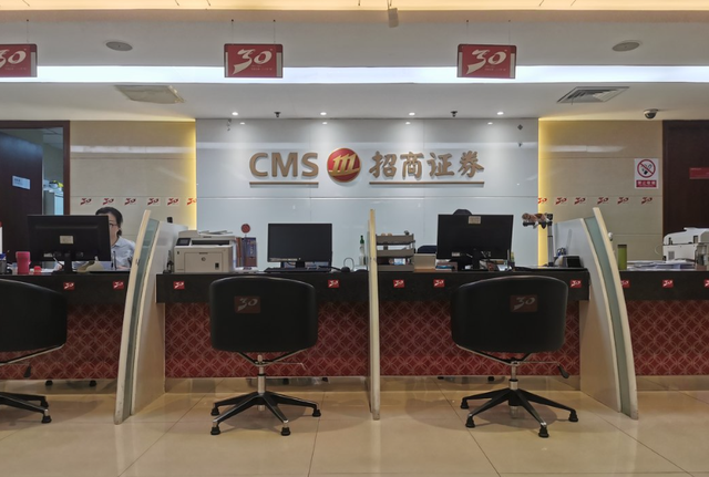 DeepSeeK内部丑闻大曝光！高管被抓细节公开，难怪那么快跌落神坛