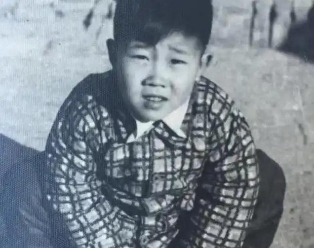 他因嘴歪演了半辈子坏人，令人想不到的是，他女儿是我们熟悉的她