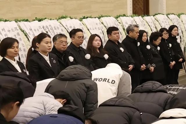 杨振宁追悼会很隆重，大儿子未现身，翁帆站家属首位，样子很憔悴