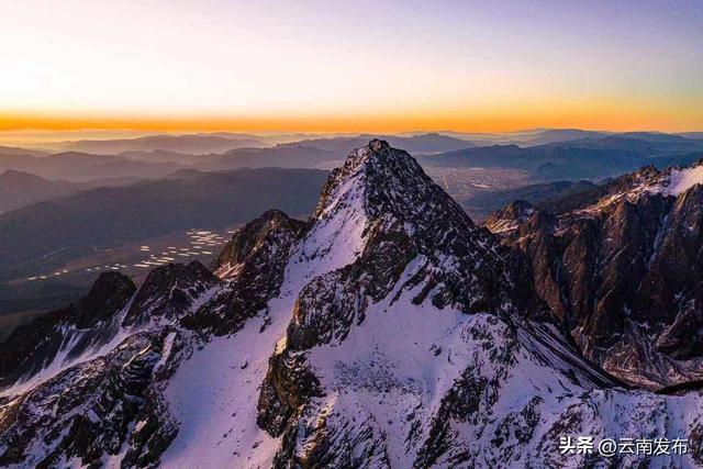 见者好运！玉龙雪山“日照金山”
