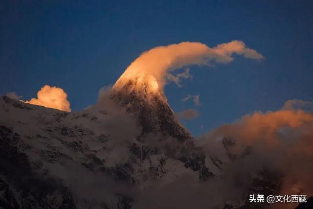 对不起，这看日照金山、流星、沙漠和雪山同框的宝藏地，我写晚了！