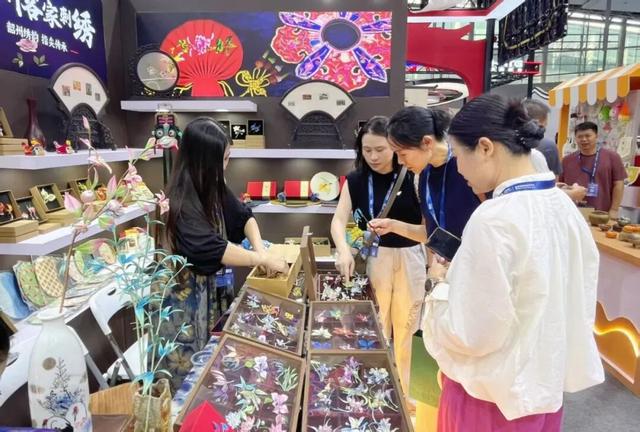 2025广东旅博会圆满落幕！韶关展厅展示非遗绝技+AI打卡、抽奖火出圈！实力诠释“天然氧吧，康养胜地”
