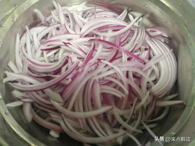 别再怪化学！原来切洋葱流泪是物理题！流体力学帮你破解