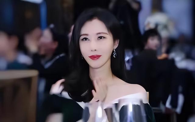 被老头“糟蹋”的3位女星，个个美艳动人，却鲜花插在牛粪上！