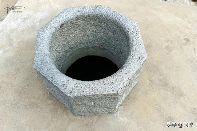 泉岗村的大岩头观音庙很有特色，旁边的山泉不时会发出龙吟之声