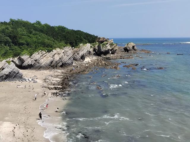 夏日东北行：8月7日，在大连金石滩，观察典型海岸侵蚀地貌。